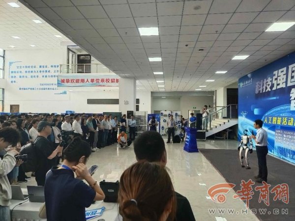 淘配网配资 “网红”机器狗来了！西安科技大学人工智能学院在科技周展示丰硕成果