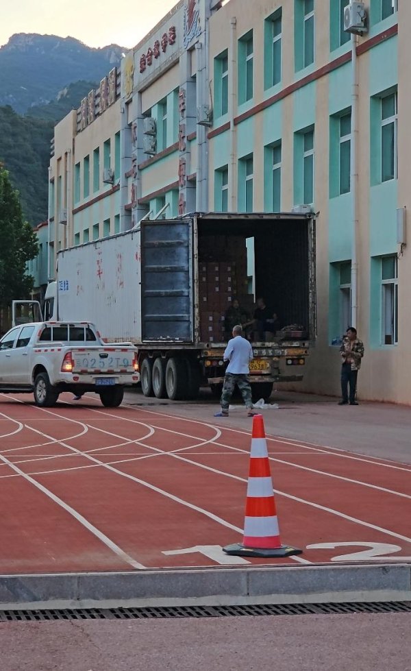 热丰网 北京强降雨结束，预计8月3日再次降雨！饮用水、手电筒、保温壶等物资被送到安置点